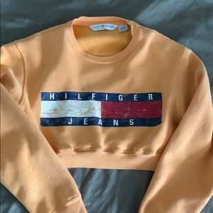SOLD ‼️Tommy Hilfigers Cropped Sweatshirt